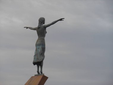 Özgürlük için sınırın diğer tarafına doğru bakışı temsil eden heykel