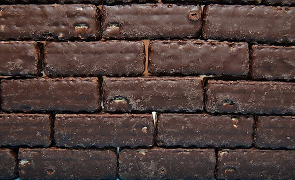 Wall made with rectangular blocks of chocolate bricks.