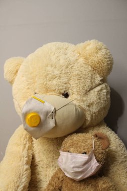 Tıbbi maskeli bir bebek.