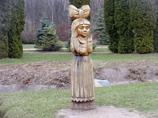 Parktaki ahşap heykel. Çerkasya şehrinde 30 yıllık zafer.