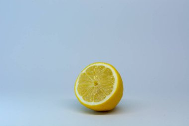 Beyaz arkaplanda taze limon