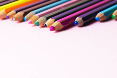 Çok kullanılan kalem farklı renklerde bir pembe izole. Yeni satın yedek kavramı