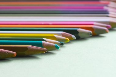 Çok kullanılan kalem farklı renkteki yeşil bir arka plan üzerinde izole. Yeni satın yedek kavramı