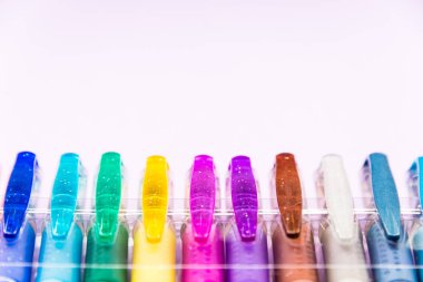 Jel kalemler leylak bir arka plan üzerinde izole çeşitli renk kümesi