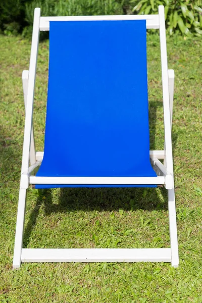 Close White Blue Deckchair Concept Relaxing Holidays Green Lawn Background — Stock Photo, Image