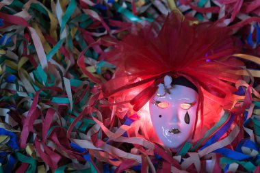 Pierrot karnaval maskesi renkli flamalar bir arka plan üzerinde Close-Up