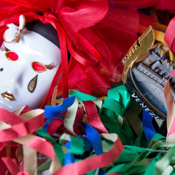 Detail Pierrot Karnevalové Masky Pozadí Barevnými Stuhami — Stock fotografie