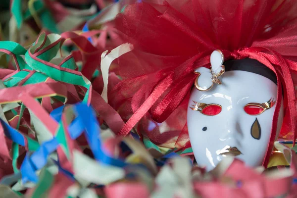 Primer Plano Máscara Carnaval Pierrot Sobre Fondo Serpentinas Colores — Foto de Stock