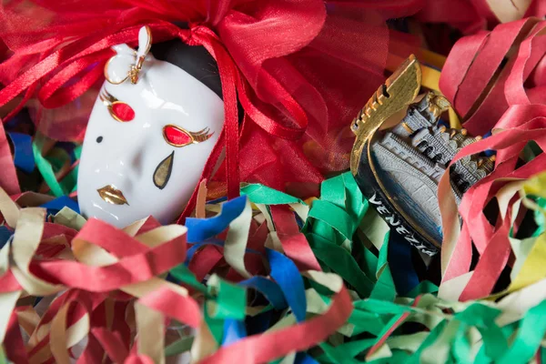 Primer Plano Máscara Carnaval Pierrot Sobre Fondo Serpentinas Colores — Foto de Stock