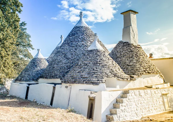 Krajina Farmy Složený Starověké Obnovené Trulli Současné Době Používají Jako — Stock fotografie