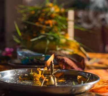 Plaka ile aydınlatılmış diya puja Shri Ganesh, sonra. Tören için herhangi bir engel üstesinden deity çeşitli teklifleri ile kutladı