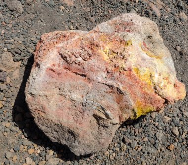 Volkanik taş çeşitli renk. Birçok mineraller farklı renkleri oluşturan kaya. Yatay görünüm. Arka plan olarak yararlı