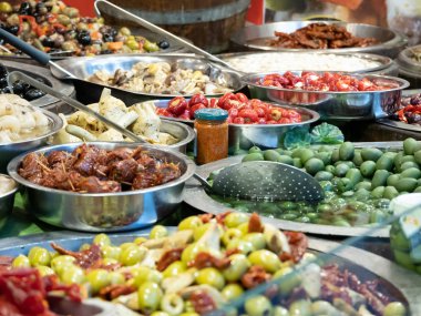 Güney İtalya Catania 'nın tipik ürünlerine yakın çekim. Bu baharatlı zeytinlerin, yağlı enginarların, kurutulmuş domateslerin ve diğer lezzetli Sicilya spesiyallerinin arasında. Yatay görünüm