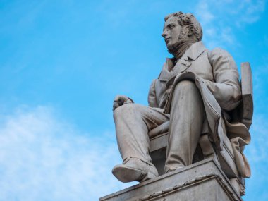 Belirli bir görünüm Vincenzo Bellini heykeli, ünlü İtalyan besteci ve en ünlü on dokuzuncu yüzyıl Operists biri. Yatay görünüm