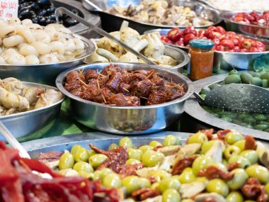 Güney İtalya Catania 'nın tipik ürünlerine yakın çekim. Bu baharatlı zeytinlerin, yağlı enginarların, kurutulmuş domateslerin ve diğer lezzetli Sicilya spesiyallerinin arasında. Yatay görünüm