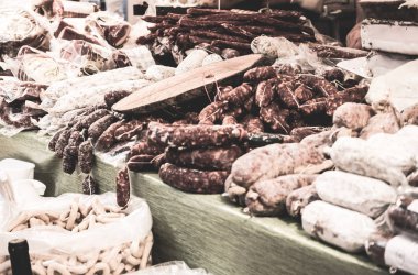Güney Itala Catania tipik ürünlerin kapatın. Bunlar, salam pepperoncino, rezene ve aromatik otlar içerir. Tüm lezzetli Sicilya özel. Yatay görünüm