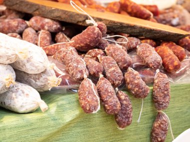 Güney Itala Catania tipik ürünlerin kapatın. Bunlar, salam pepperoncino, rezene ve aromatik otlar içerir. Tüm lezzetli Sicilya özel. Yatay görünüm