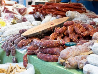 Güney Itala Catania tipik ürünlerin kapatın. Bunlar, salam pepperoncino, rezene ve aromatik otlar içerir. Tüm lezzetli Sicilya özel. Yatay görünüm