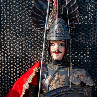 Kuklaların ünlü bir karakterinin portresi. Hala mevcut olan usta bir puparo tarafından yaratıldı. Nesilden nesile geçen kukla geleneğinden türemiştir. UNESCO 'nun Soyut Mirası 