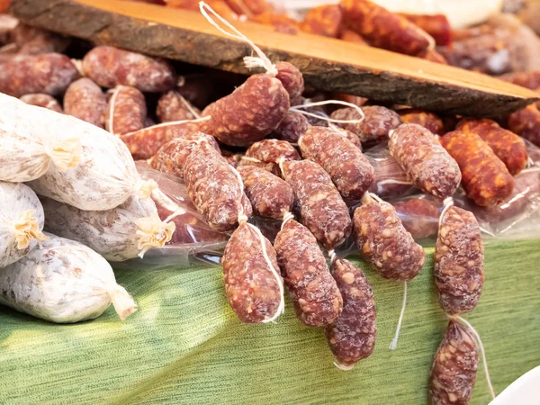 Güney Itala Catania tipik ürünlerin kapatın. Bunlar, salam pepperoncino, rezene ve aromatik otlar içerir. Tüm lezzetli Sicilya özel. Yatay görünüm