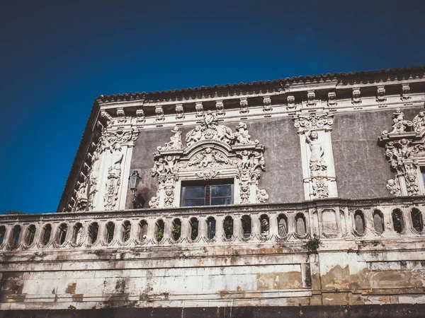 Mavi gökyüzü arka plan barok saraylar ayrıntıları kapatın. Dan aşağı görünüm