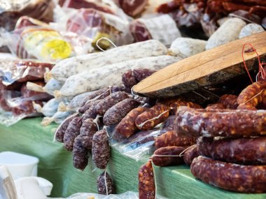 Güney Itala Catania tipik ürünlerin kapatın. Bunlar, salam pepperoncino, rezene ve aromatik otlar içerir. Tüm lezzetli Sicilya özel. Yatay görünüm