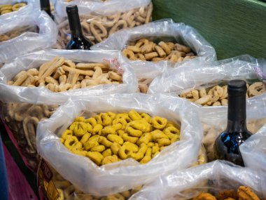 Tarallucci ile baharat, safran gibi birkaç sepetleri, yakın çekim. Tuzlu bisküvi Güney İtalya tipik. Yatay görünüm