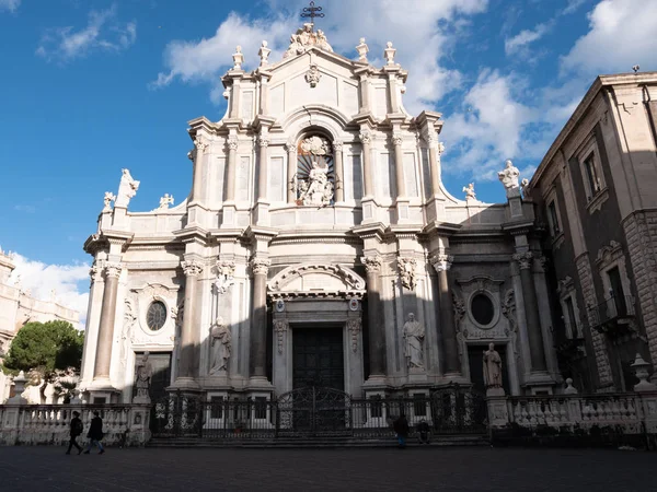 Catania Duomo önden görünümü güzel bir derin mavi gökyüzü üzerinde. Yatay görünüm