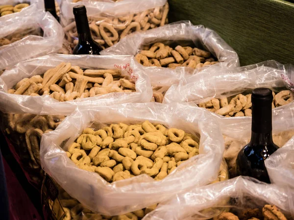 Tarallucci ile baharat, safran gibi birkaç sepetleri, yakın çekim. Tuzlu bisküvi Güney İtalya tipik. Yatay görünüm