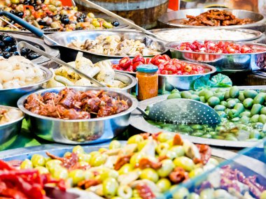 Güney İtalya Catania 'nın tipik ürünlerine yakın çekim. Bu baharatlı zeytinlerin, yağlı enginarların, kurutulmuş domateslerin ve diğer lezzetli Sicilya spesiyallerinin arasında. Yatay görünüm