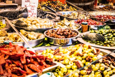 Güney İtalya Catania 'nın tipik ürünlerine yakın çekim. Bu baharatlı zeytinlerin, yağlı enginarların, kurutulmuş domateslerin ve diğer lezzetli Sicilya spesiyallerinin arasında. Yatay görünüm