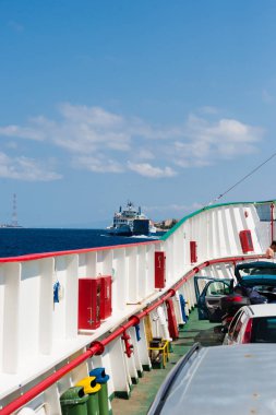 Feribot, araba inişe demirlemek için hazır sol tarafına bir bakış. Yatay görünüm.