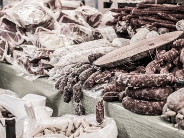 Güney Itala Catania tipik ürünlerin kapatın. Bunlar, salam pepperoncino, rezene ve aromatik otlar içerir. Tüm lezzetli Sicilya özel. Yatay görünüm