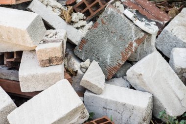 Sicilya 'da terracotta tuğlaları ve diğer beyaz taş tuğlaları olan molozların arka planında. Yatay görünüm