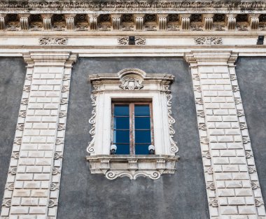 Palazzo del Seminario dei Chierici, Catania üst bölümü ile antik bir pencere. Yatay görünüm