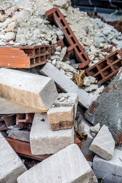 Sicilya 'da terracotta tuğlaları ve diğer beyaz taş tuğlaları olan molozların arka planında. Dikey görünüm