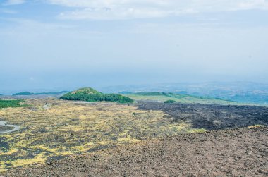 Nerede yol merkezi krater akar Etna Vadisi'nin panoramik görünümü. Yatay görünüm.