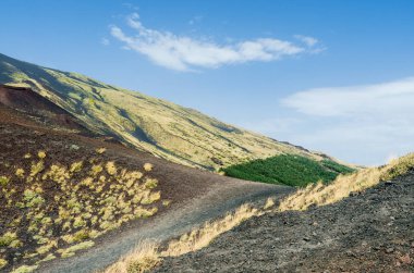 Etna Yanardağı üzerinde Silvestri kraterler genel bakış. Avrupa'nın en yüksek yanardağ hala faaliyette. Yatay görünüm.