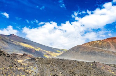 Etna Yanardağı üzerinde Silvestri kraterler genel bakış. Avrupa'nın en yüksek yanardağ hala faaliyette. Yatay görünüm.
