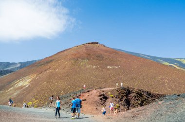Volkan Etna, Catania, Sicilya, İtalya 21 Ağustos 2014 turistler içinde Silvestri kraterler Etna Yanardağı üzerinde en büyük taşlar mevcut çizimlerle oynuyor. Dikey görünüm.