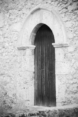 Eski giriş 3 yüzyıl M.ö. kadar uzanan küçük bir kale. Verticalal görünüm.