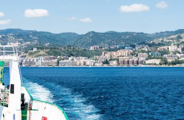 Bir araba stern denizden görünümünü feribot Messina Boğazı ve arka planda Messina şehri. Yatay görünüm