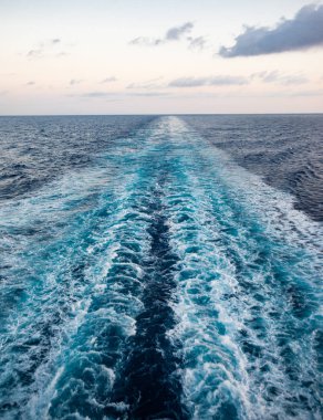 Lüks cruise stern denizden doğal görünümünü gemi, güzel bir mavi gökyüzü üzerinde gündoğumu karşı. Dikey Görünüm.