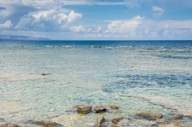 Güzel bir deniz panoramik manzaralı bir yaz gününde. Tatil yaz tatili reklam için bir zemin olarak kullanmak için kullanışlıdır. Yatay görünüm