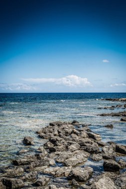 Bir yaz gününde güzel bir denizin panoramik manzarası. Yaz tatili tatil beldelerinde reklam için kullanışlı. Dikey görünüm