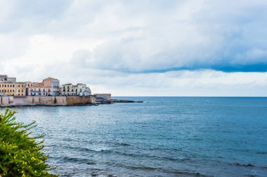 Ortigia Syracuse 'daki deniz ve gökyüzünün önündeki Maniace kalesinin güzel manzarası. Yatay görünüm