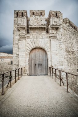 Özellikle de Ortigia Siracura 'daki Maniace kalesinin girişini. Dikey görünüm