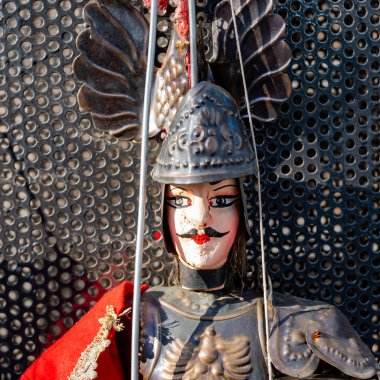 Kuklaların ünlü bir karakterinin portresi. Hala mevcut olan usta bir puparo tarafından yaratıldı. Nesilden nesile geçen kukla geleneğinden türemiştir. UNESCO 'nun Soyut Mirası 