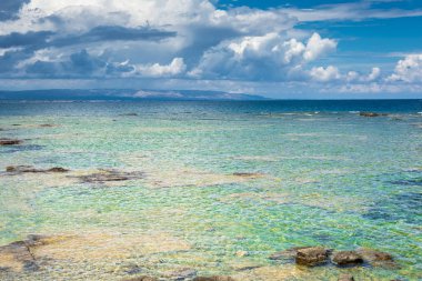 Güzel bir deniz panoramik manzaralı bir yaz gününde. Tatil yaz tatili reklam için bir zemin olarak kullanmak için kullanışlıdır. Yatay görünüm