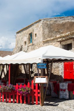 Bir yaz günü sırasında bir turizm beldesidir karakteristik ve rustik restoranında detayını. Tatil yaz tatili reklam için bir zemin olarak kullanmak için kullanışlıdır. Dikey Görünüm